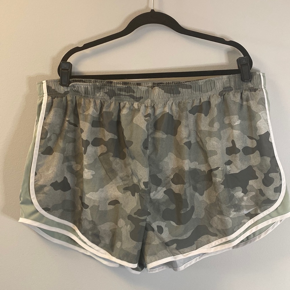 Nike Tempo Women's Plus Running Shorts in Green Camo - 3X NWT